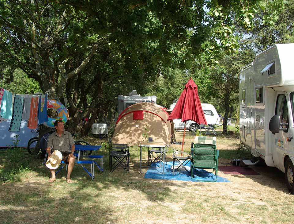 emplacement camping vaucluse arboré