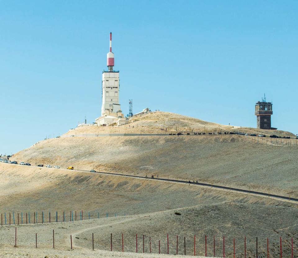 Sommet du Mont Ventoux et son observatoire, à gravir depuis le camping Le Garrigon