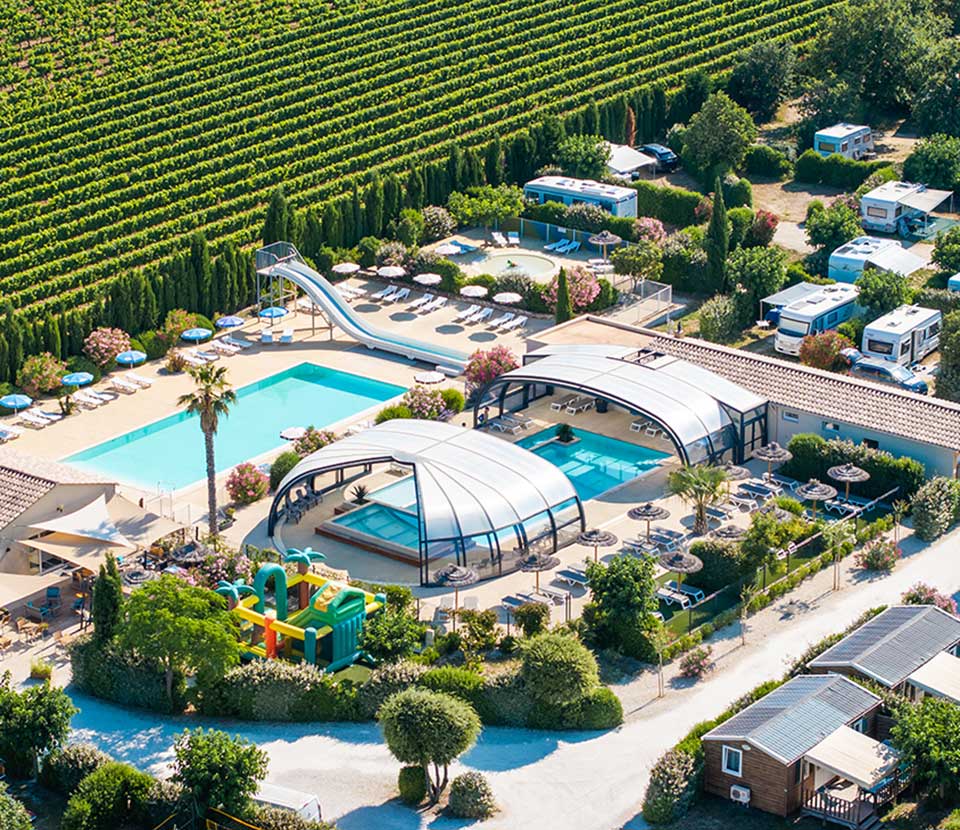 Parc aquatique du camping proche du Mont Ventoux : piscine couverte chauffée, toboggan et bassin extérieur